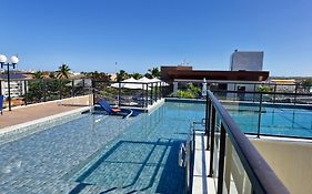Flat com Piscina, Rooftop e Poucos Passos da Praia